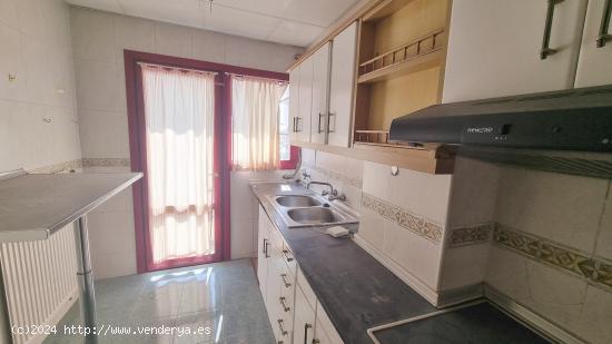 PISO EN VENTA EN CASETAS, 3 DORMITORIOS Y TRASTERO. PARA REFORMAR - ZARAGOZA