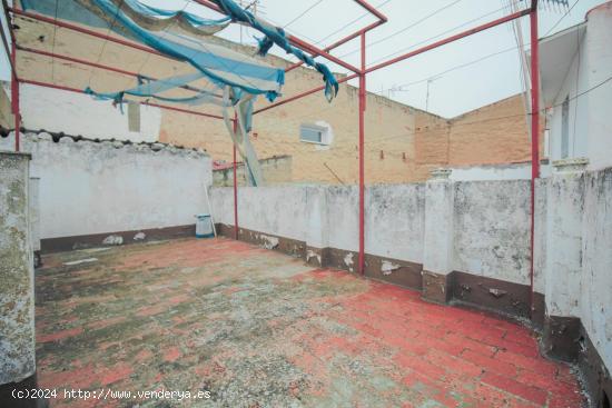 CASA INDEPENDIENTE EN CASCO ANTIGUO PARA REHABILITAR CONN 94 M2. EN PLANTA BAJA. - BADAJOZ