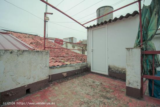 CASA INDEPENDIENTE EN CASCO ANTIGUO PARA REHABILITAR CONN 94 M2. EN PLANTA BAJA. - BADAJOZ