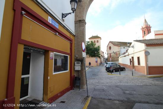 Local muy bien situado en Castilleja de la Cuesta para poner su negocio - SEVILLA