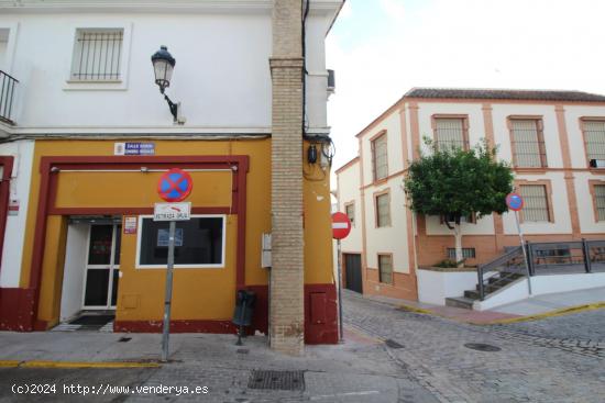 Local muy bien situado en Castilleja de la Cuesta para poner su negocio - SEVILLA