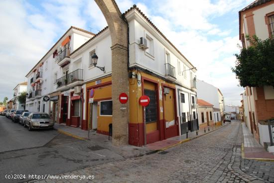 Local muy bien situado en Castilleja de la Cuesta para poner su negocio - SEVILLA