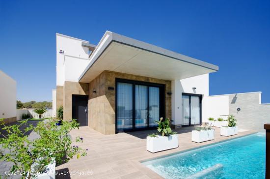  MAGNIFICA VILLA DE NUEVA CONSTRUCCIÓN CON PISCINA PRIVADA EN SAN MIGUEL DE SALINAS - ALICANTE 