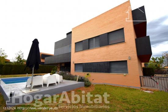 IMPRESIONANTE CHALET CON PISCINA, GARAJE Y AMPLIA TERRAZA - VALENCIA