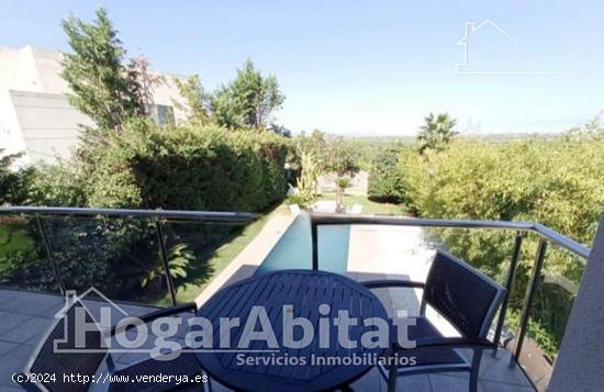 CHALET SEMINUEVO Y REFORMADO CON PISCINA, GARAJE Y TERRAZA - VALENCIA