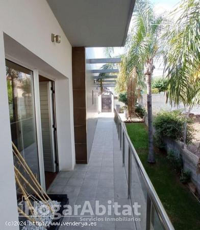 CHALET SEMINUEVO Y REFORMADO CON PISCINA, GARAJE Y TERRAZA - VALENCIA