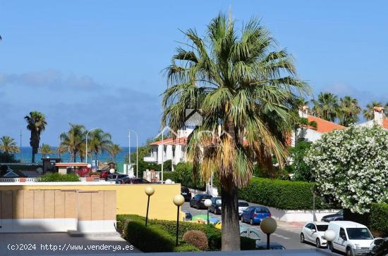 Apartamento con vistas al mar situado en 1ª linea playa Gandia, - VALENCIA