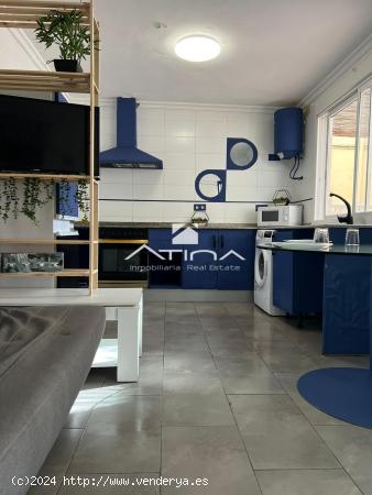 Apartamento en planta baja con altillo, totalmente renovado y a solo 200 metros del mar en 2ª líne