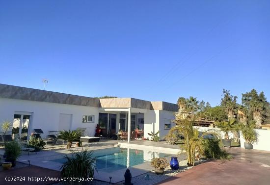 VILLA DE LUJO CON 4 DORMITORIOS Y PISCINA PARA ALQUILER VACACIONAL - CADIZ