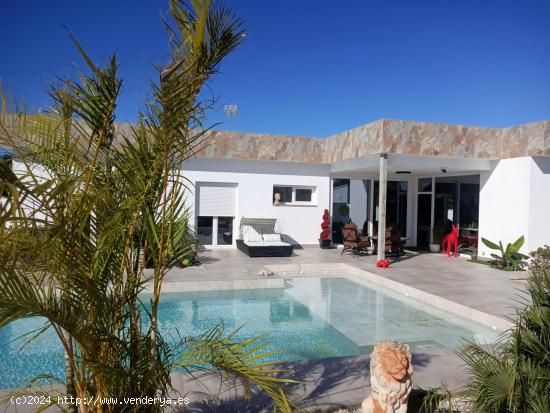 VILLA DE LUJO CON 4 DORMITORIOS Y PISCINA PARA ALQUILER VACACIONAL - CADIZ