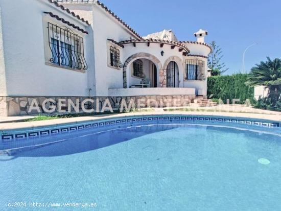 Chalet independiente con piscina en Els Poblets - ALICANTE