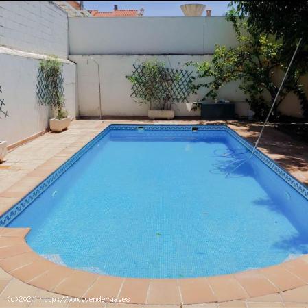 Chalet en parcela de 742 m2  con piscina en Santa Fe - GRANADA