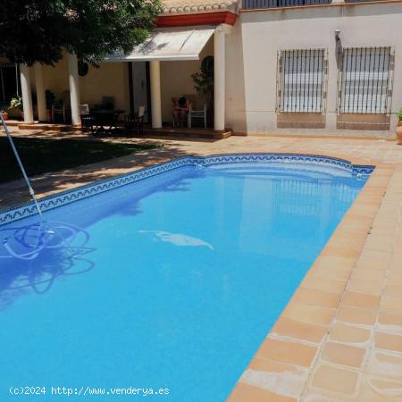 Chalet en parcela de 742 m2  con piscina en Santa Fe - GRANADA