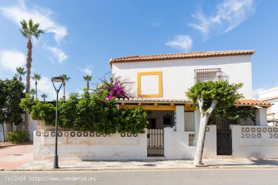 Adosado en Urb. Mare Nostrum primera linea - GRANADA