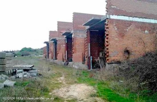 Obra parada en venta de viviendas unifamiliares adosadas en calle Real, Cuadros, León - LEON