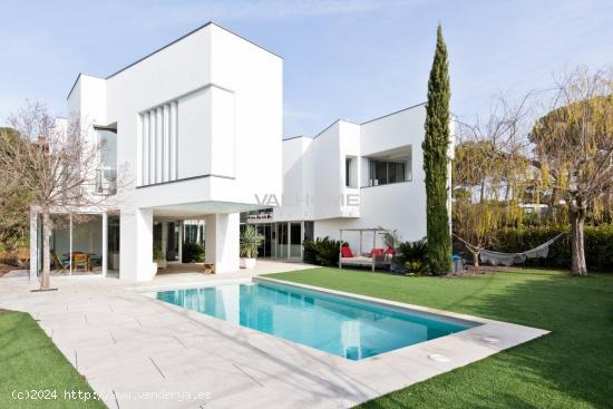 Villa de diseño con un hermoso jardín con piscina, en venta en Valldoreix - BARCELONA