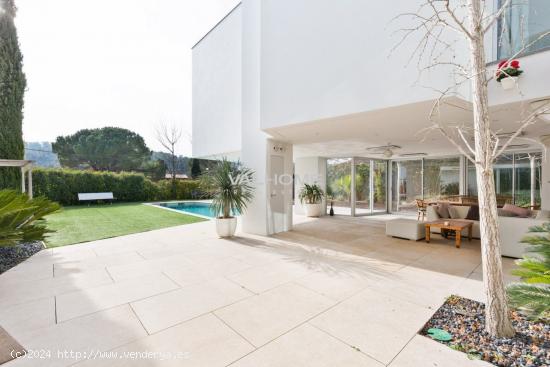 Villa de diseño con un hermoso jardín con piscina, en venta en Valldoreix - BARCELONA