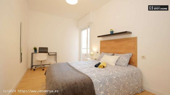 Habitación con balcón privado en alquiler en un apartamento de 5 dormitorios en Poblenou - BARCELO