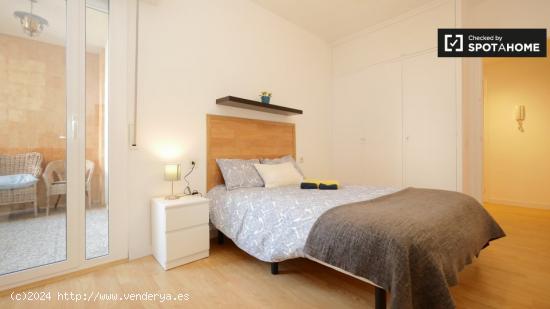 Habitación con balcón privado en alquiler en un apartamento de 5 dormitorios en Poblenou - BARCELO