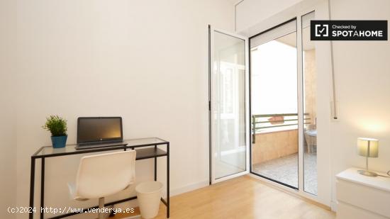 Habitación con balcón privado en alquiler en un apartamento de 5 dormitorios en Poblenou - BARCELO