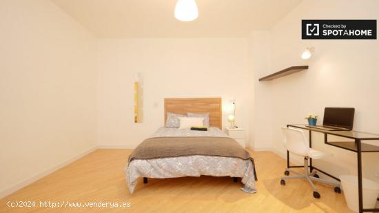 Habitación con cama doble en alquiler en un apartamento de 5 dormitorios en Poblenou - BARCELONA