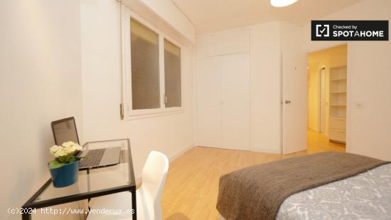 Habitación con cama doble en alquiler en un apartamento de 5 dormitorios en Poblenou - BARCELONA