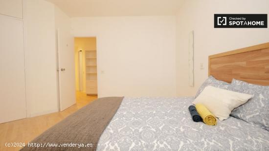 Habitación con cama doble en alquiler en un apartamento de 5 dormitorios en Poblenou - BARCELONA