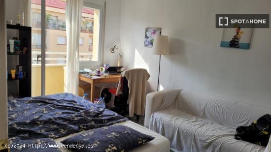 Se alquila habitación en el apartamento de 6 dormitorios en Les Corts. - BARCELONA