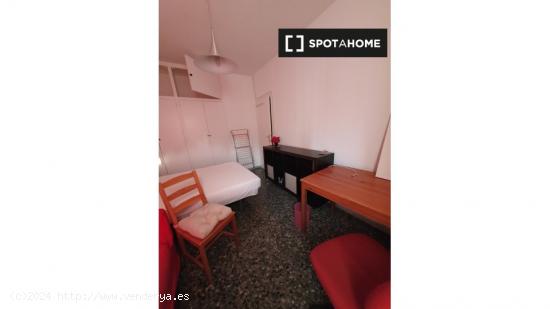 Se alquila habitación en el apartamento de 6 dormitorios en Les Corts. - BARCELONA