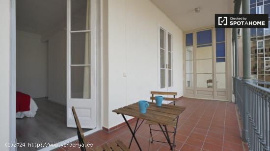 Acogedora habitación en alquiler en el apartamento de 6 dormitorios en L'Esquerra de l'Eixample - B