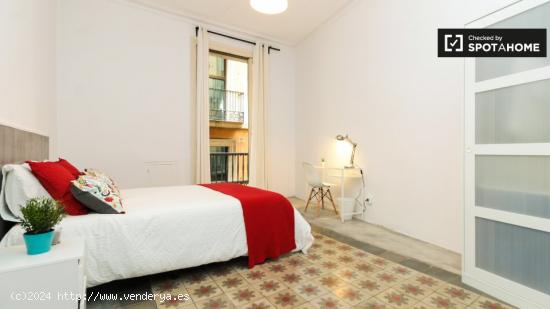 Se alquila habitación en el apartamento de 4 dormitorios en Barri Gòtic. - BARCELONA