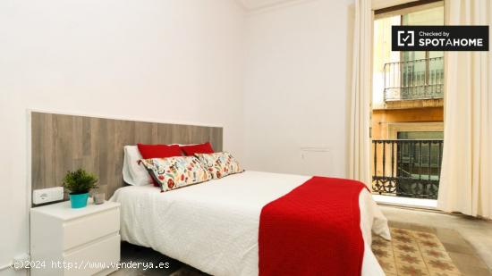 Se alquila habitación en el apartamento de 4 dormitorios en Barri Gòtic. - BARCELONA