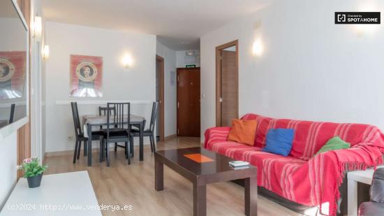 Se alquilan habitaciones en apartamento de 3 dormitorios en Madrid - MADRID