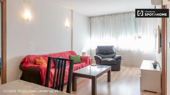 Se alquilan habitaciones en apartamento de 3 dormitorios en Madrid - MADRID