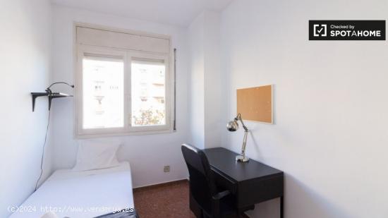 Se alquila habitación en piso de 5 habitaciones en Barcelona - BARCELONA