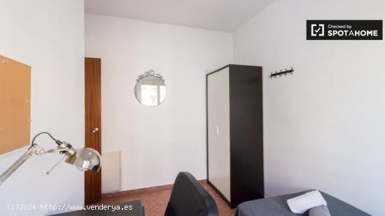 Se alquila habitación en piso de 5 habitaciones en Barcelona - BARCELONA