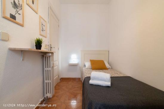  Alquiler de habitaciones en apartamento de 5 dormitorios en Chamartín, Madrid - MADRID 