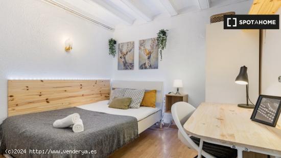 ¡Habitaciones en alquiler en un piso de 3 habitaciones en Barcelona! - BARCELONA