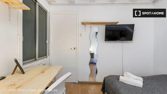 ¡Habitaciones en alquiler en un piso de 3 habitaciones en Barcelona! - BARCELONA