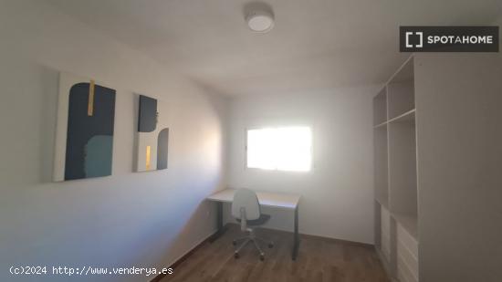 Alquiler de habitaciones en piso de 5 dormitorios en El Calvari - VALENCIA