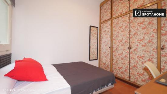 Habitación funcional para alquilar en un apartamento de 7 dormitorios en el hermoso Eixample Esquer