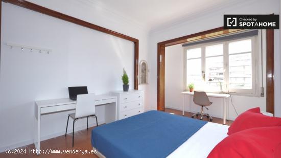 Se alquila habitación en un cómodo apartamento de 7 dormitorios en el precioso Eixample Esquerra -