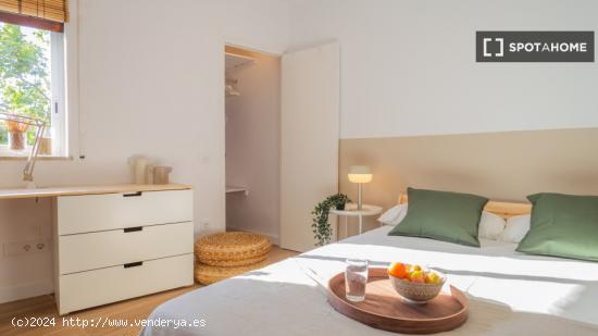 Se alquila habitación en piso de 7 habitaciones en Barcelona - BARCELONA