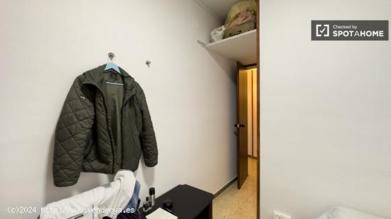 Se alquilan habitaciones en un apartamento de 3 dormitorios en Les Corts - BARCELONA