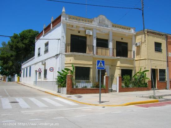 EDIFICIO CON : CASA + PISO + GARAJE - VALENCIA