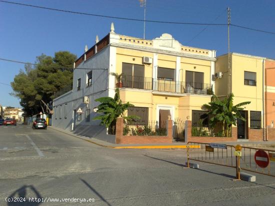 EDIFICIO CON : CASA + PISO + GARAJE - VALENCIA