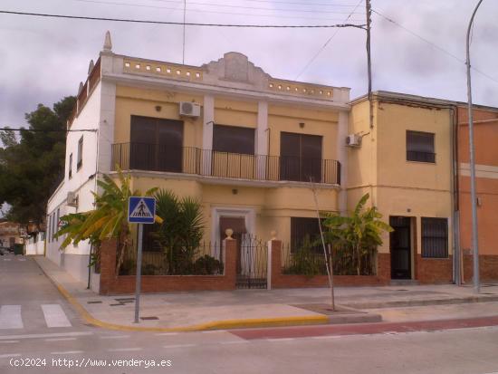 EDIFICIO CON : CASA + PISO + GARAJE - VALENCIA