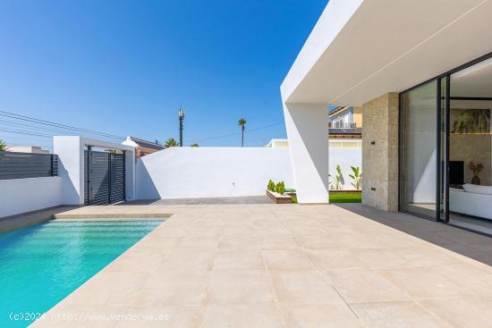 VILLA DE NUEVA CONSTRUCION EN TORREVIEJA (TORRETA FLORIDA) - ALICANTE