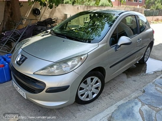 Peugeot 207 1.4 de 2007 con 140.000 Km por 2.950 EUR. en Tarragona