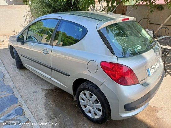 Peugeot 207 1.4 de 2007 con 140.000 Km por 2.950 EUR. en Tarragona